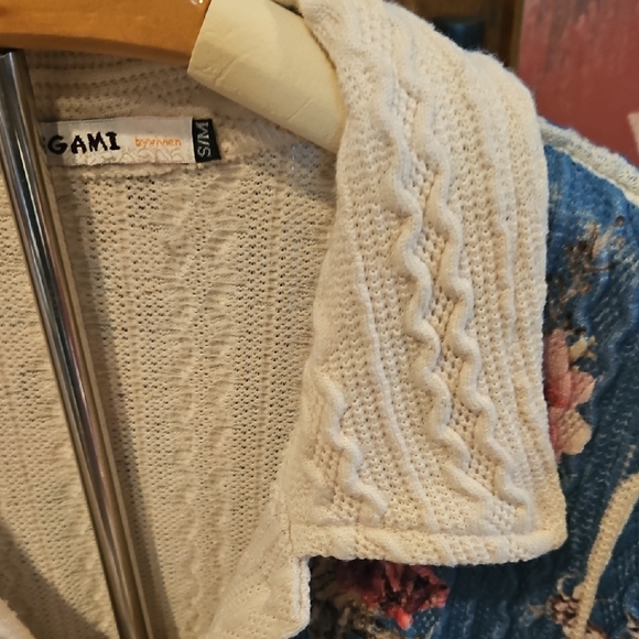 097 Floral Button-Up Sweater Blouse with Lace Hem - Picture 4 of 6